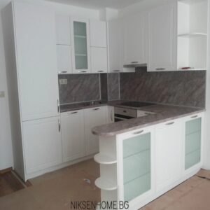 Smile - бяла ретро кухня с витрини и бар