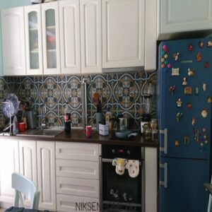 Красиви Мигове - ретро кухня с таблени вратички и технически камък