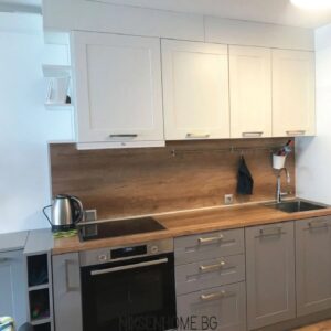 Кухня в бяло и сиво