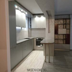 Акценти - модерен апартамент в сиво и червено