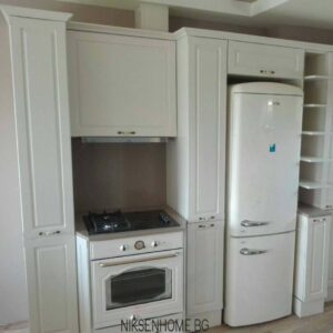 Арт кухня в бяло с фурнир