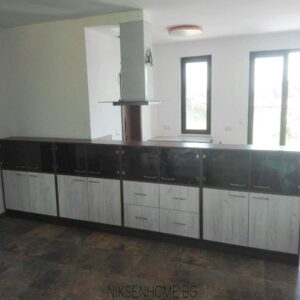 Бял дъб - островна кухня с витрини