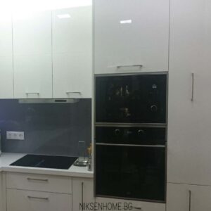 Бяла кухня с технически камък