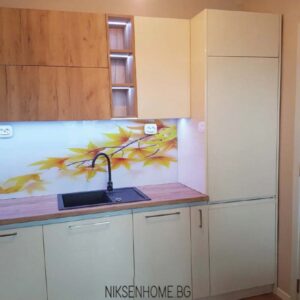 Есента на гости - кухня в крем гланц и дървесно