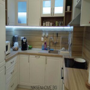 Follow the line - бяла ретро кухня с витрини и осветление