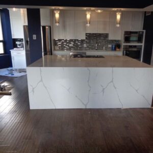 Gray - ретро кухня с технически камък и колона