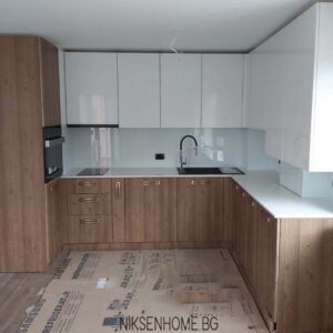 Ирландско кафе - модерна кухня със стъкло