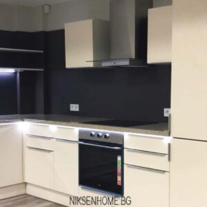 Канелена феерия - модерна кухня гланц и стъкло