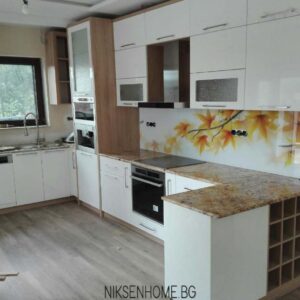 Късна Есен - модерна кухня с технически камък и витрини