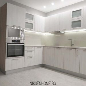 Кухня с топло дървесно и нежно сиво