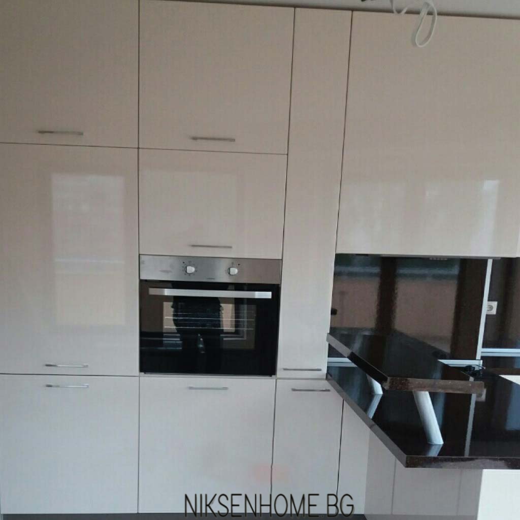 Мансарда - модерна кухня с бял гланц и колона - Image 4