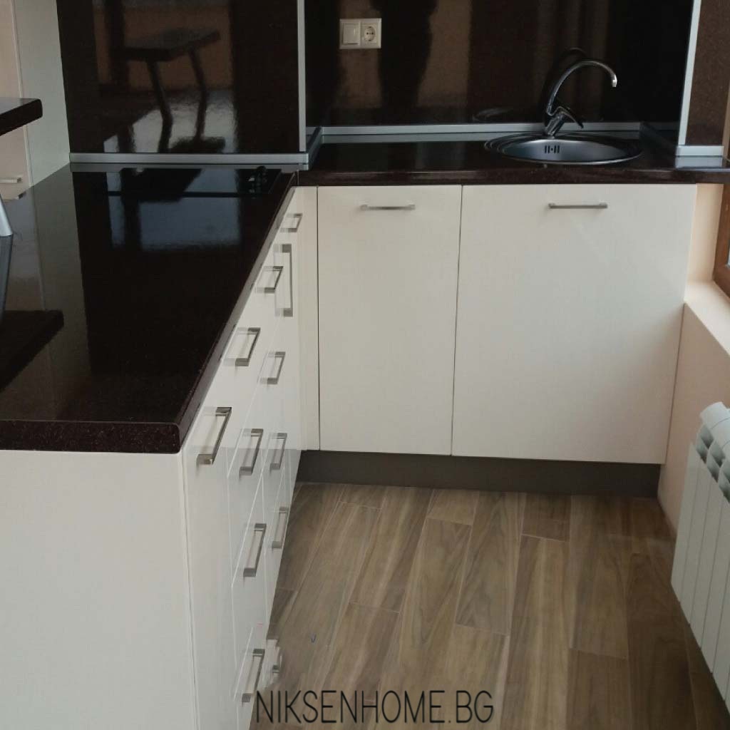 Мансарда - модерна кухня с бял гланц и колона - Image 2