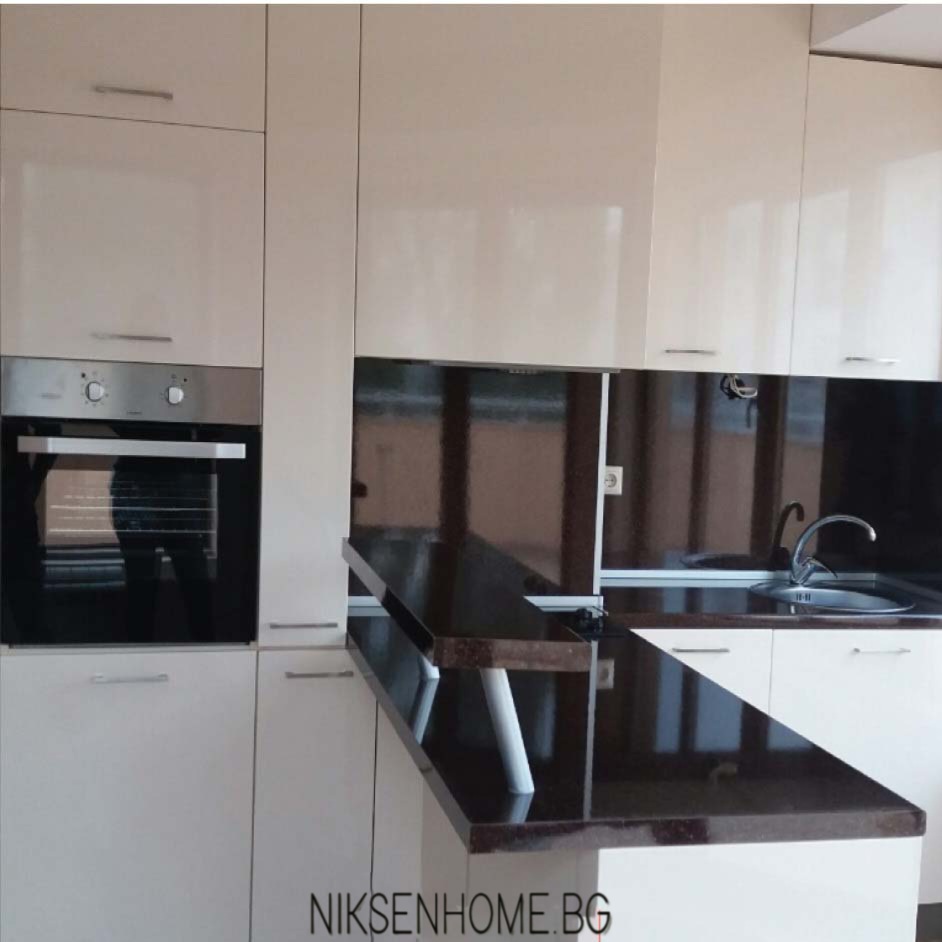 Мансарда - модерна кухня с бял гланц и колона