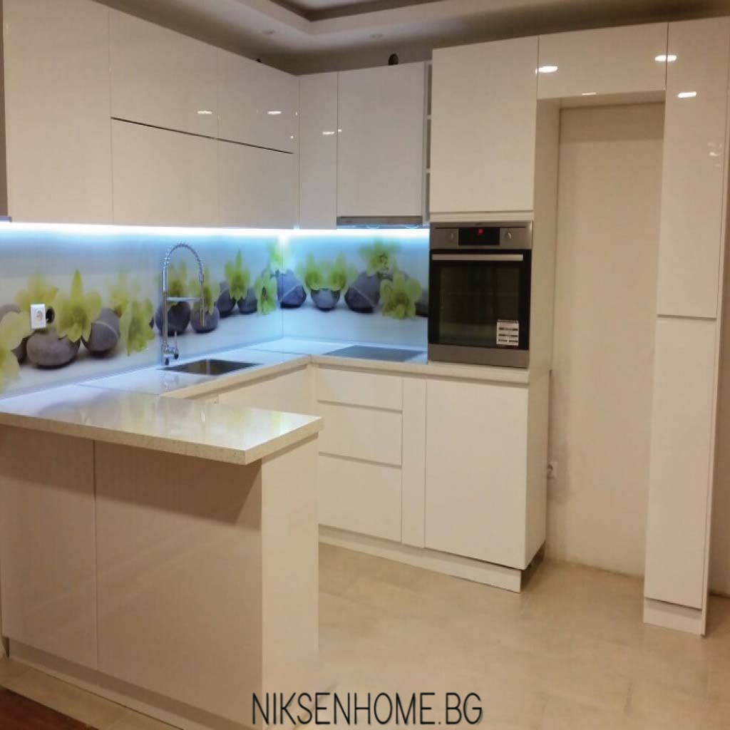 Между Сезоните - модерна кухня в бяло с принт стъкло - Image 3