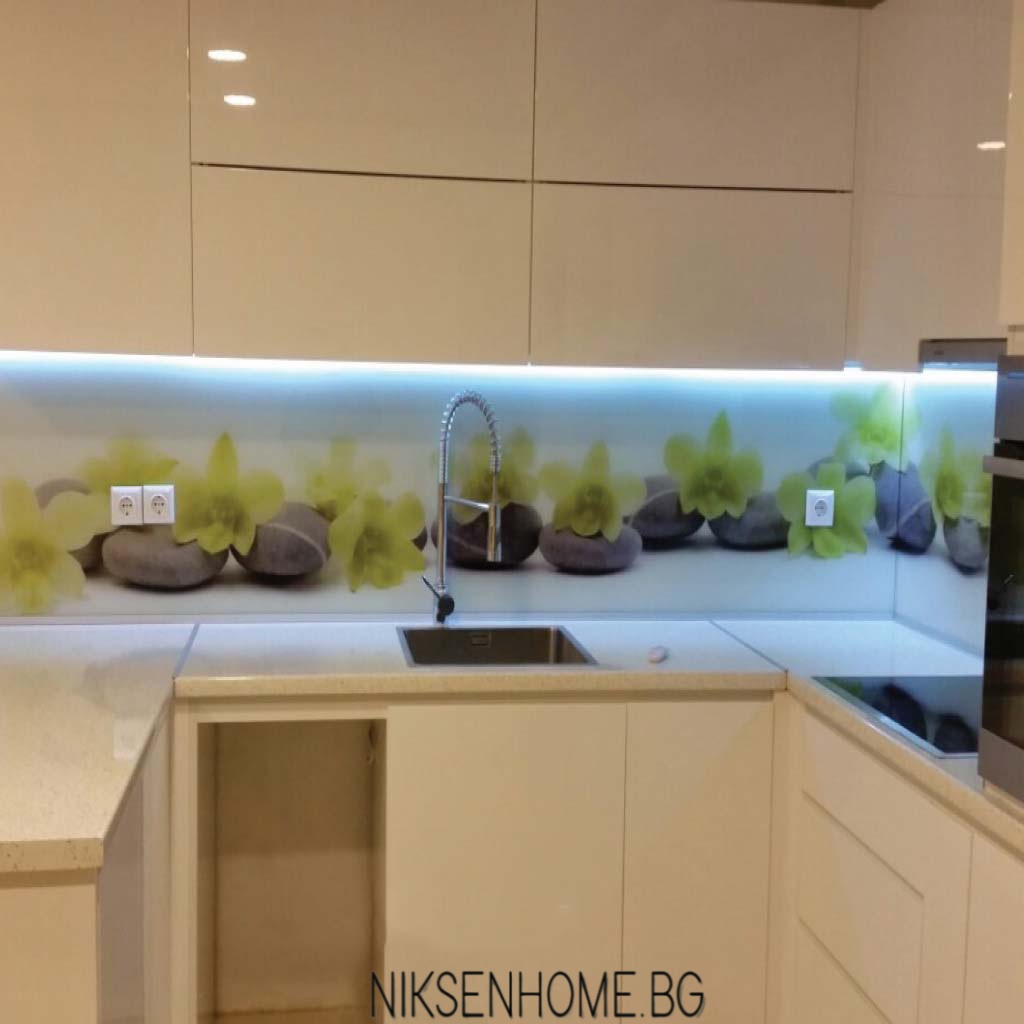 Между Сезоните - модерна кухня в бяло с принт стъкло