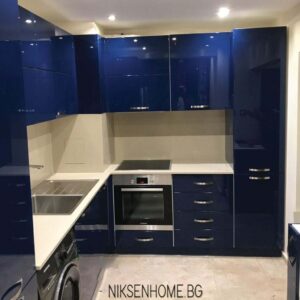 Морско вълнение - модерна кухня в синьо с технически камък