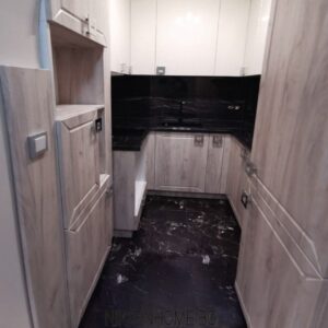 Кухня в дървесно и бяло Калма Интериор Студио