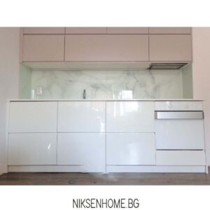 Натурална елегантност - модерна кухня с вкопани дръжки