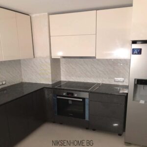 Night and day - модерна кухня с бяло и сиво