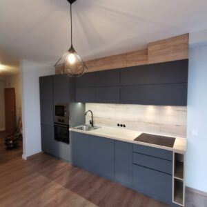 Неутрални Нюанси - Модерна кухня в меко сиво и дъб халифакс натур