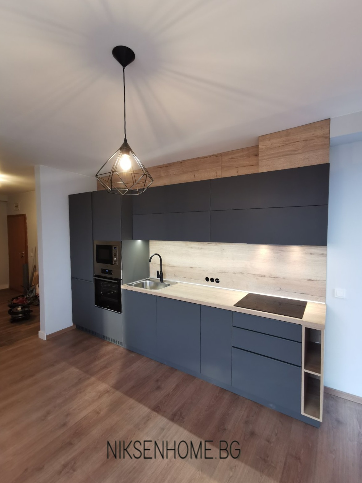 Неутрални Нюанси - Модерна кухня в меко сиво и дъб халифакс натур