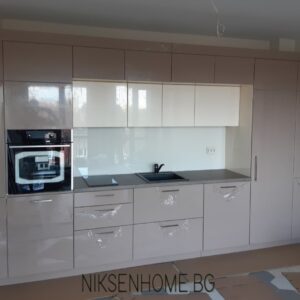 Капучино крем - Модерна кухня в права линия