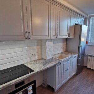 Облачно сиво - ретро кухня с орнаменти