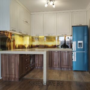 Пино Ноар - Обзавеждане на апартамент с акцент принт стъкло