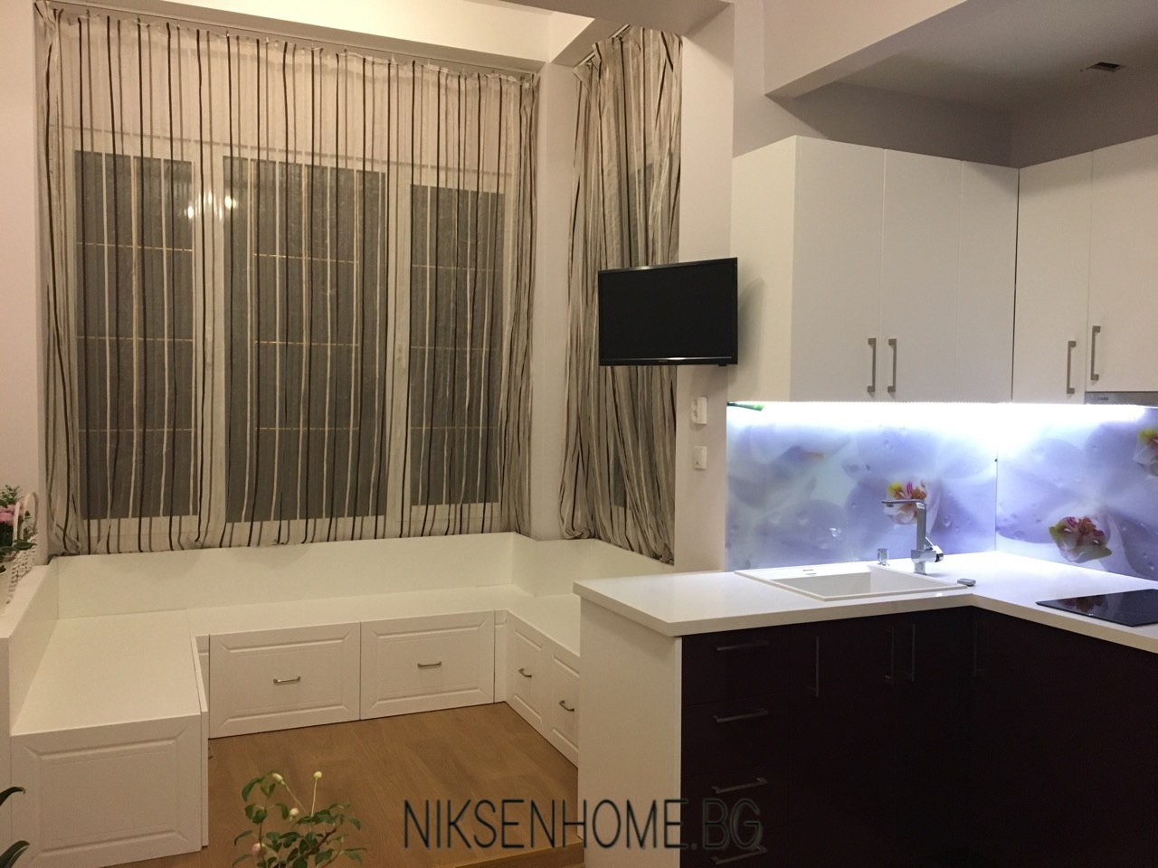 Апартамент Фантазия - интериор в лилаво и бяло - Image 3