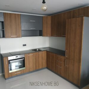 ЛАБИРИНТ - МОДЕРНА КУХНЯ С ТЕХНИЧЕСКИ КАМЪК