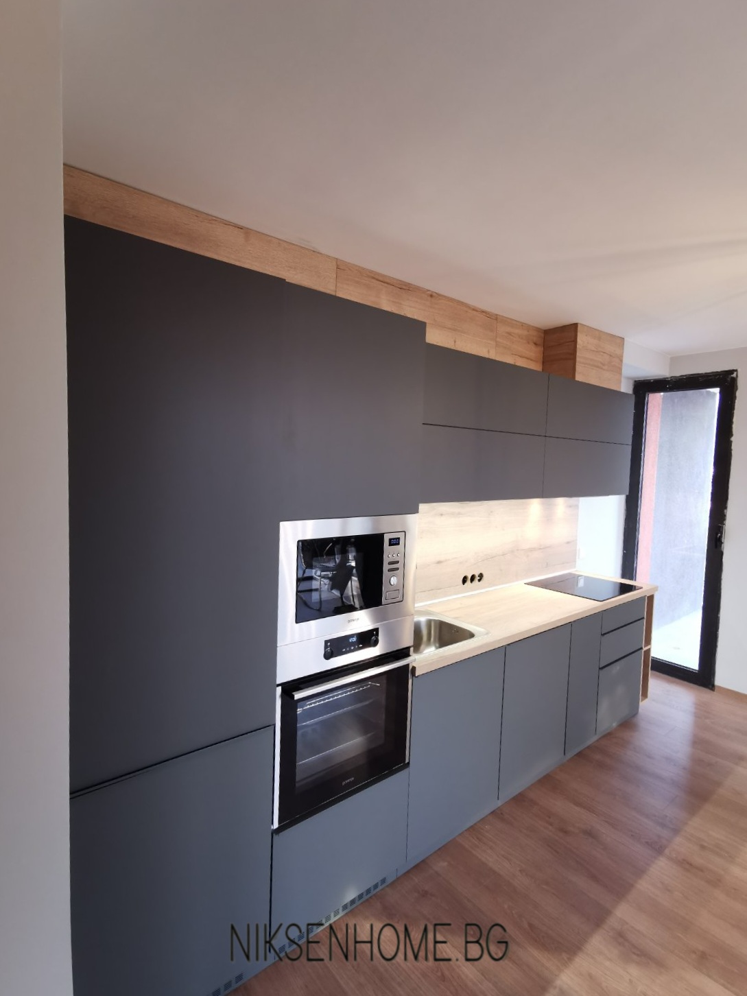 Неутрални Нюанси - Модерна кухня в меко сиво и дъб халифакс натур - Image 3