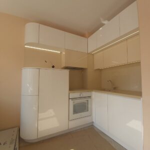 Овал в синхрон - Модерна извита кухня с технически камък