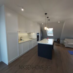 Бяло сиви нюанси - ретро кухня с плот керамика