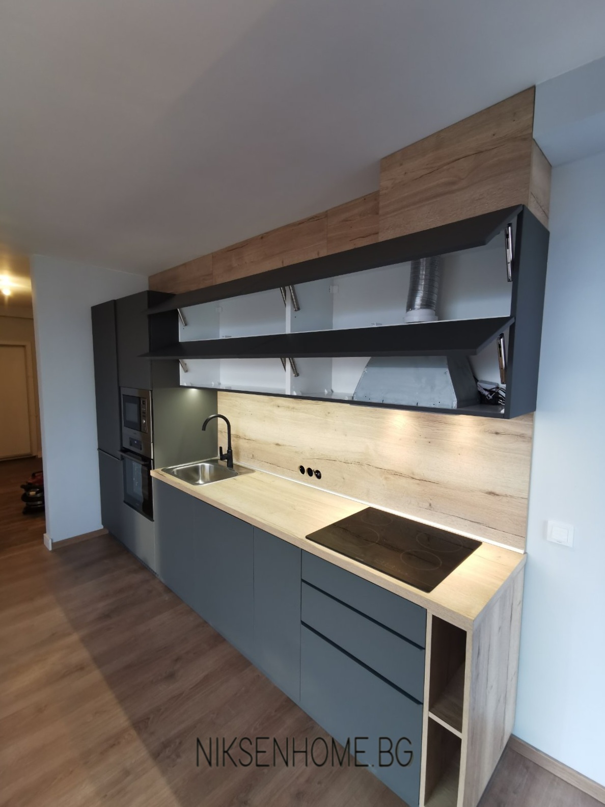 Неутрални Нюанси - Модерна кухня в меко сиво и дъб халифакс натур - Image 2