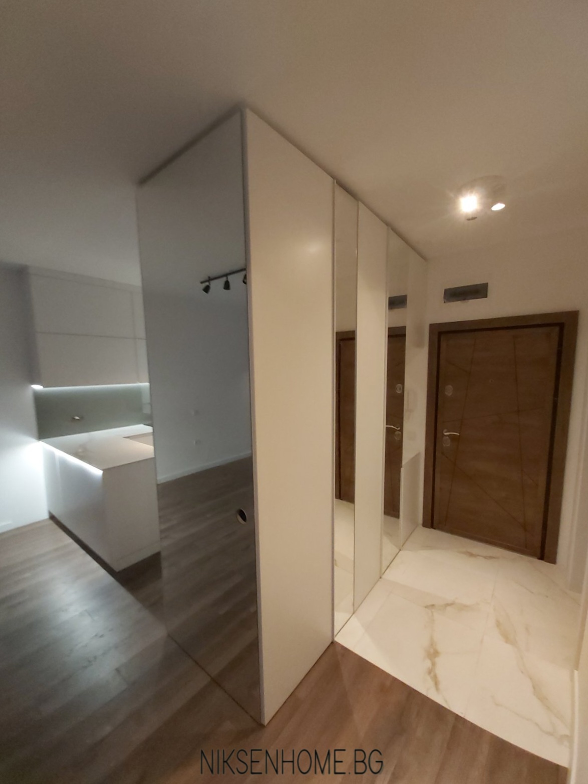 Огледален свят - обзавеждане на кухня и антре по индивидуален проект - Image 5