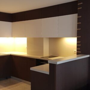 Обзавеждане Инфинити - П-образна кухня и гардероби в шоколадови нюанси