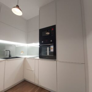 Огледален свят - обзавеждане на кухня и антре по индивидуален проект