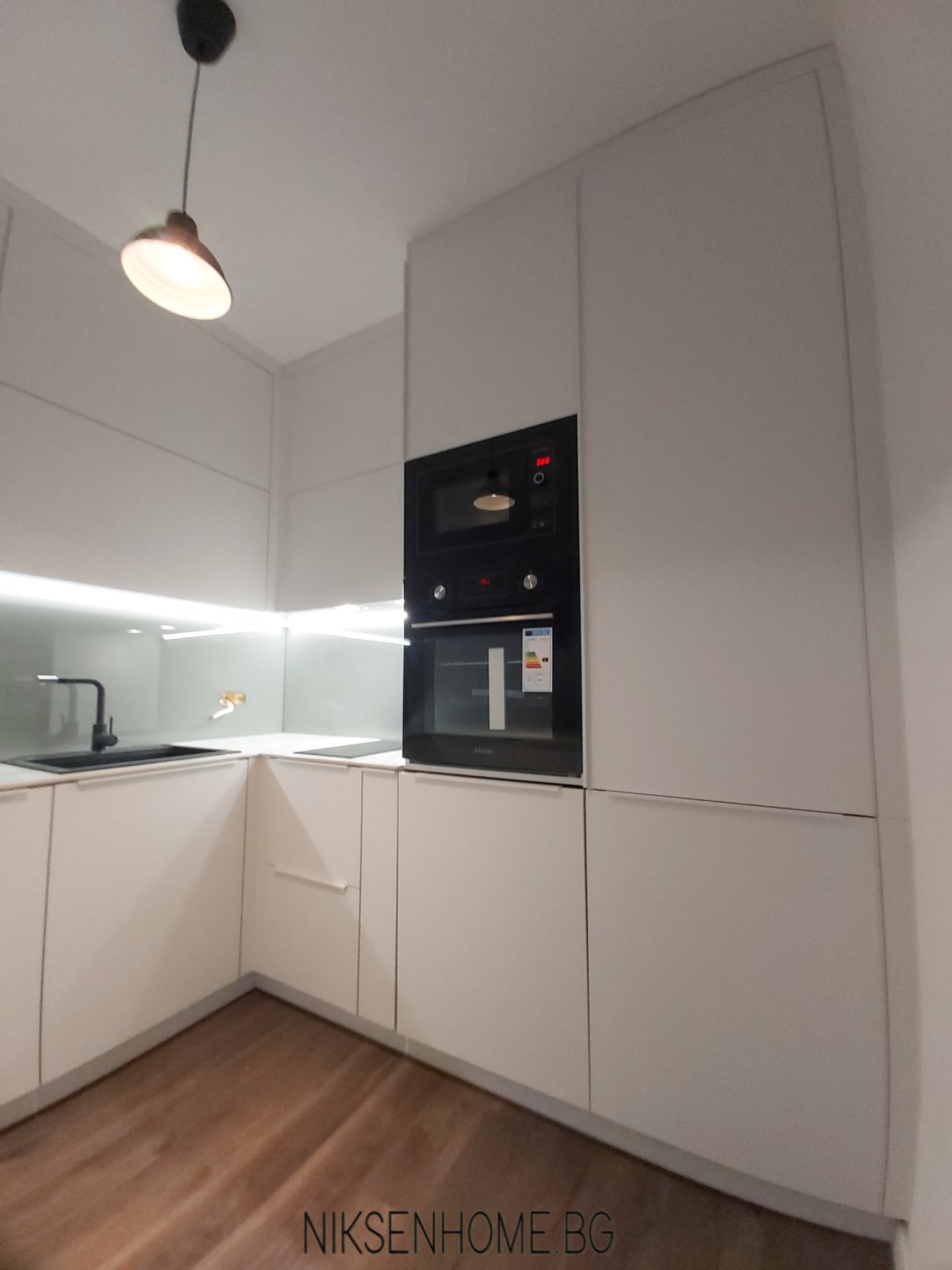 Огледален свят - обзавеждане на кухня и антре по индивидуален проект