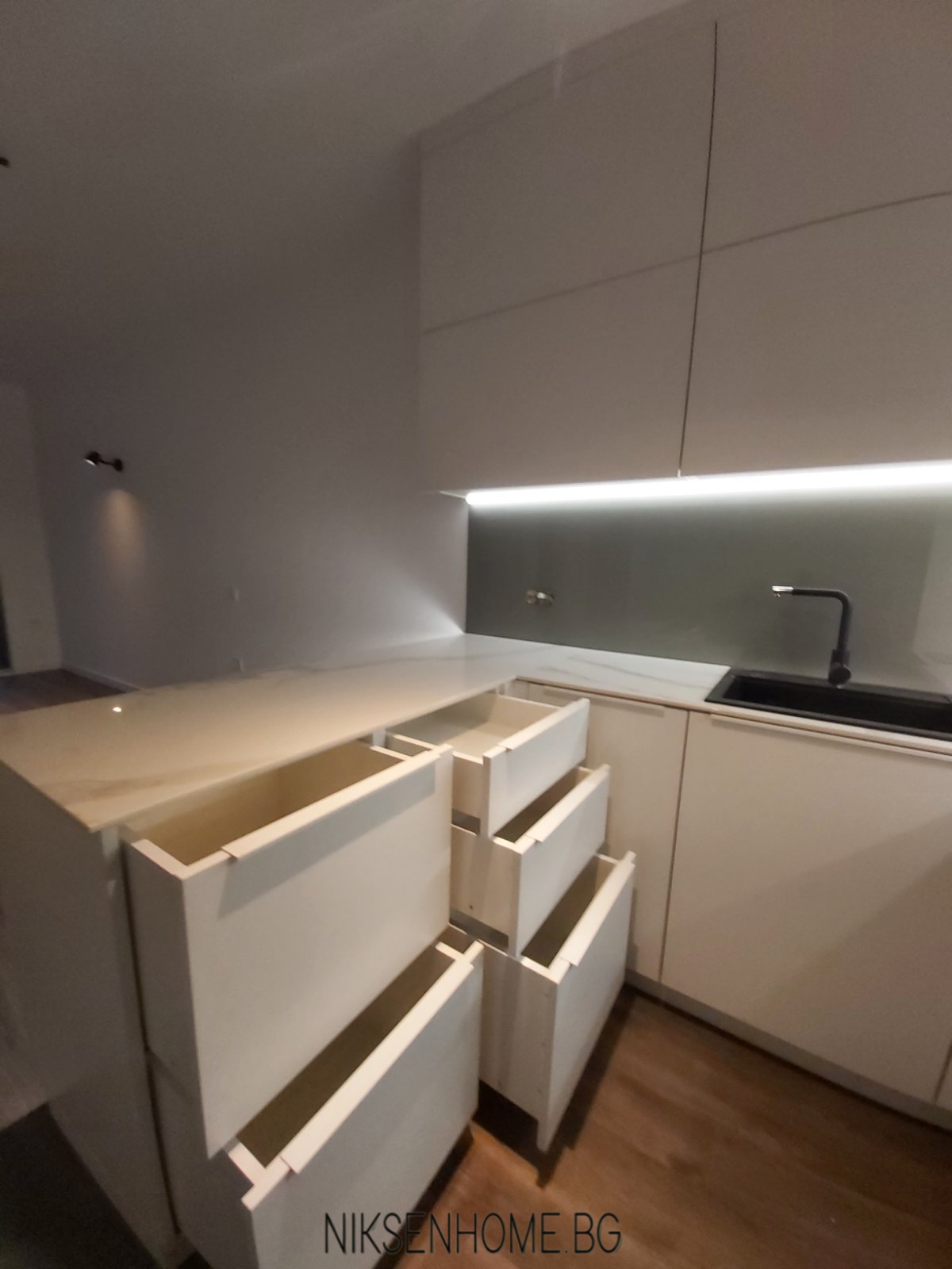 Огледален свят - обзавеждане на кухня и антре по индивидуален проект - Image 3