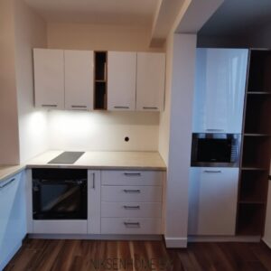 Олеандър - модерна бяла кухня с отворени рафтове