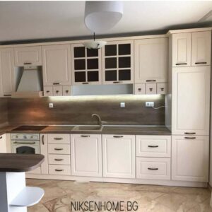 По струните - ретро кухня с витрини