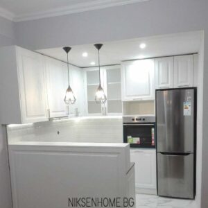 Полуостров - класическа кухня в бяло и сив камък