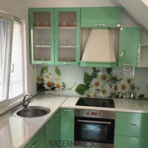 Пролет - модерна кухня в зелен цвят и принт стъкло