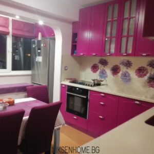 Пурпурна любов - кухня с технически камък и цветя