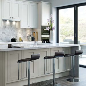 Retro line - бяла ретро кухня с фрезовка и технически камък