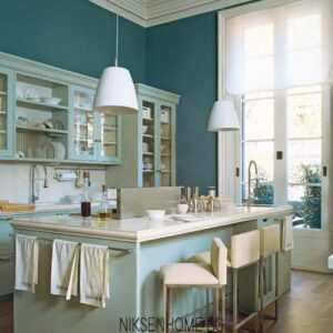 Синя лагуна - класическа кухня с витрини