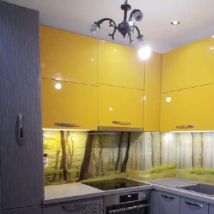 Слънчева гора - жълта кухня с технически камък и принт стъкло