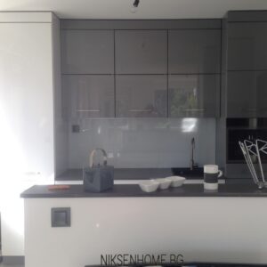 Кухня в сиво и бяло