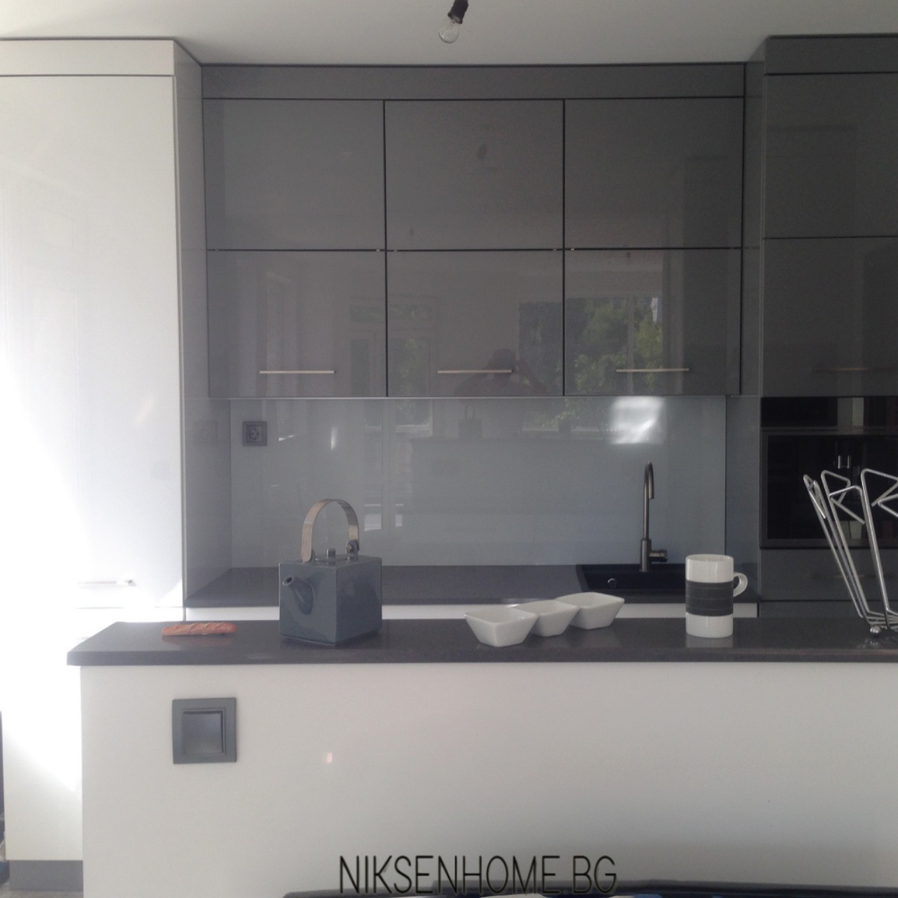 Кухня в сиво и бяло