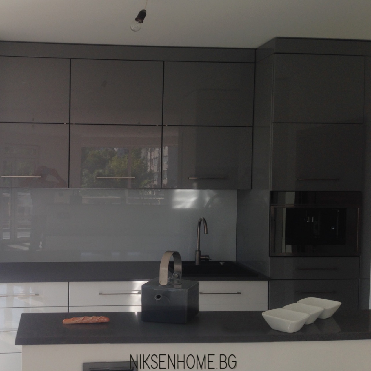 Сребърна луна - модерна кухня в сиво и бяло - Image 9